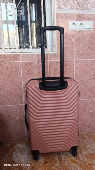 Maleta rosa con ruedas