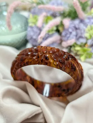 Pulsera antigua tallada floral