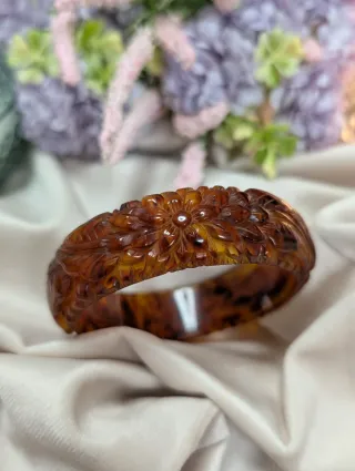 Pulsera antigua tallada floral