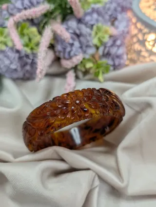 Pulsera antigua tallada floral