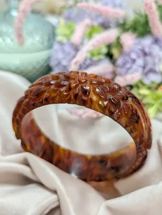 Pulsera antigua tallada floral