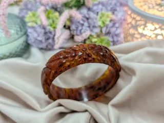 Pulsera antigua tallada floral