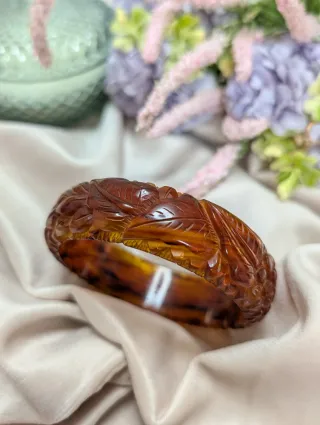 Pulsera antigua tallada floral