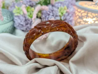 Pulsera antigua tallada floral