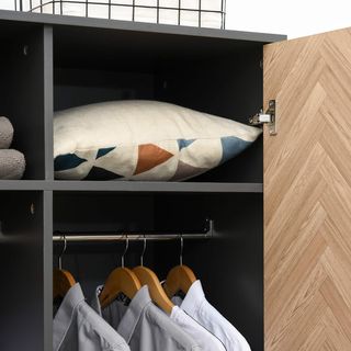 Armario de 2 Puertas con Patas de Madera, 4 Compartimentos, 2 Cajones y Percheros para Dormitorio en Madera de Aglomerado, Gris Oscuro, 90X50X190Cm