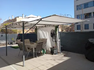 Pérgola de terraza metálica y tela