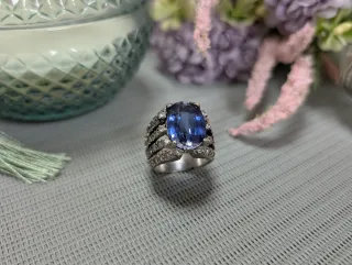 Elegante Anillo Zafiro Azul y Diamantes