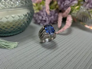 Elegante Anillo Zafiro Azul y Diamantes