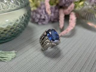 Elegante Anillo Zafiro Azul y Diamantes
