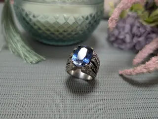 Elegante Anillo Zafiro Azul y Diamantes