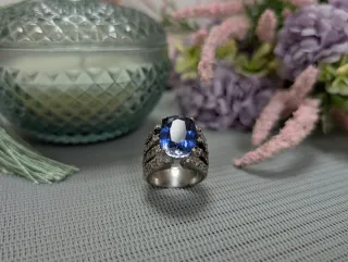 Elegante Anillo Zafiro Azul y Diamantes
