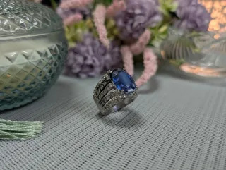 Elegante Anillo Zafiro Azul y Diamantes