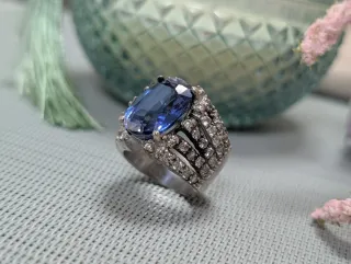 Elegante Anillo Zafiro Azul y Diamantes