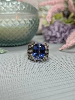 Elegante Anillo Zafiro Azul y Diamantes