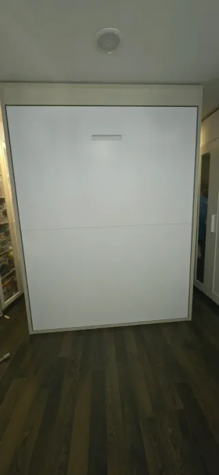 Cama abatible vertical beige de madera