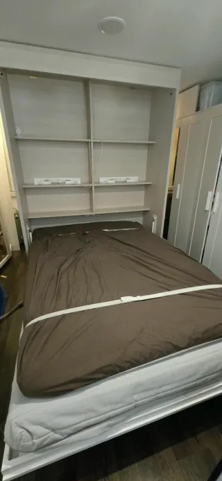 Cama abatible vertical beige de madera