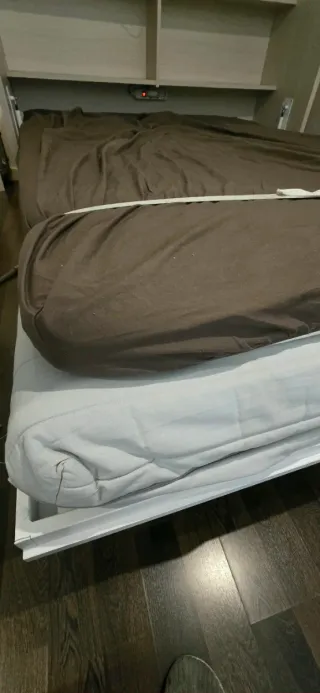 Cama abatible vertical beige de madera