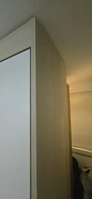 Cama abatible vertical beige de madera