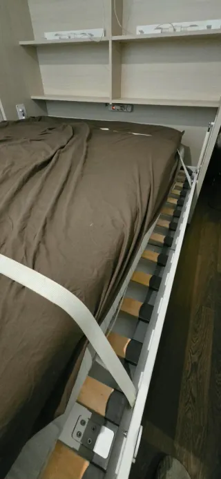 Cama abatible vertical beige de madera