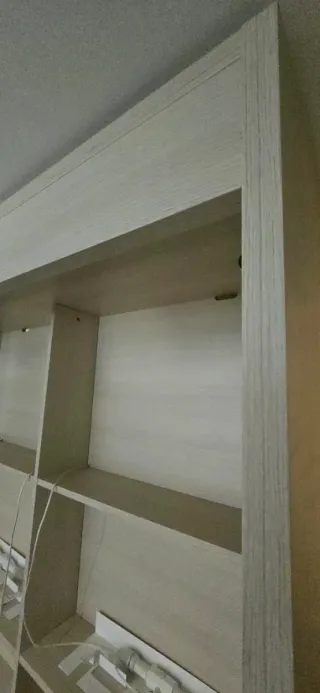 Cama abatible vertical beige de madera