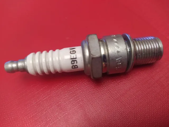 Bujía NGK B9EG V para moto 2T