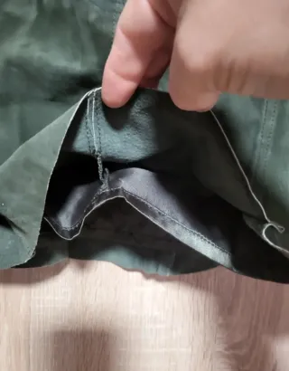 Minifalda verde ante Bay