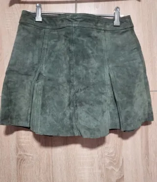 Minifalda verde ante Bay