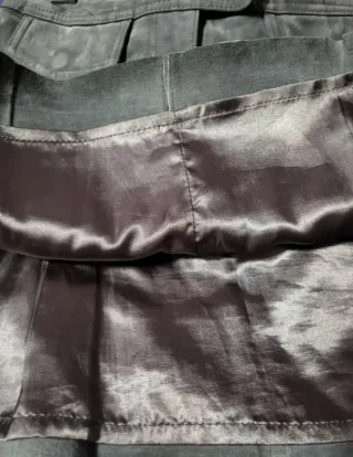 Minifalda verde ante Bay