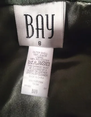 Minifalda verde ante Bay