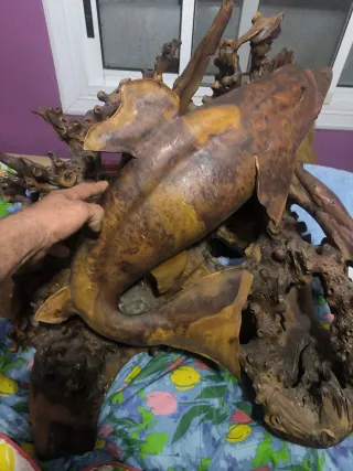 Figura de madera de delfín