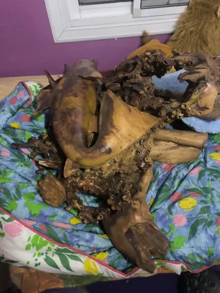 Figura de madera de delfín