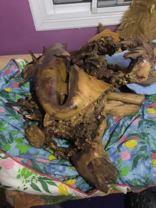 Figura de madera de delfín