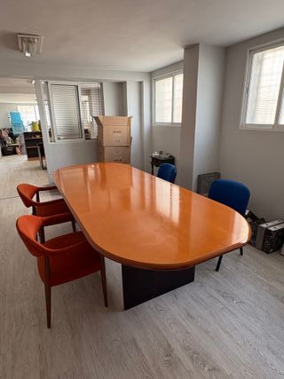 Mesa de oficina para reuniones o sala de juntas.