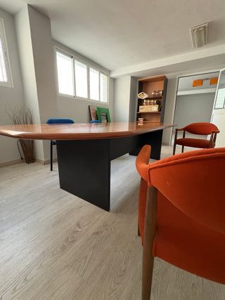 Mesa de oficina para reuniones o sala de juntas.