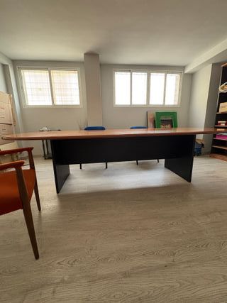 Mesa de oficina para reuniones o sala de juntas.