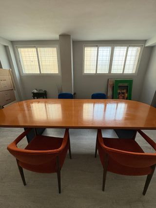 Mesa de oficina para reuniones o sala de juntas.