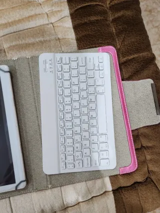 Tablet con Teclado Beige y Rosa