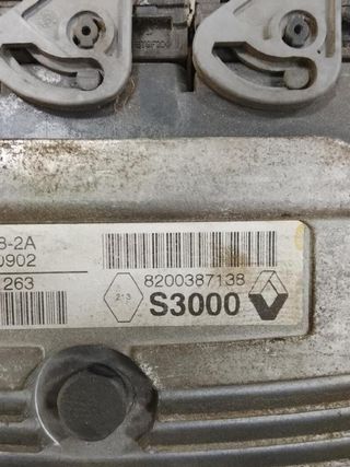 Renault 751 215842882a centralita motor uce megane