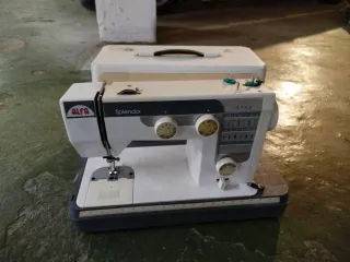 Máquina de coser Alfa blanca