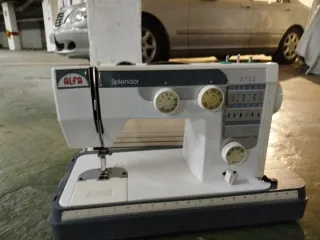 Máquina de coser Alfa blanca