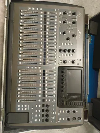 Mesa de Mezclas Behringer X32 con Case en ABS.
