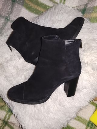 Botines de piel mujer negros.