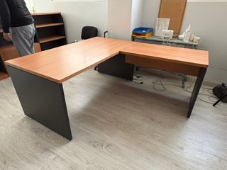 Mesa de oficina en L - Madera y Metal