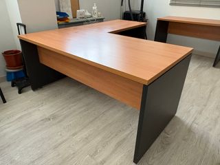 Mesa de oficina en L - Madera y Metal