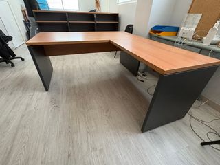 Mesa de oficina en L - Madera y Metal