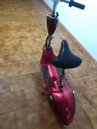 Scooter roja con sillín