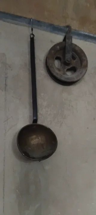 Antiguos Cazo y carrucha de pozo