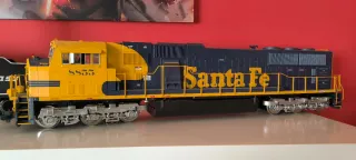 Tren USA Trains SD70MAC Santa Fe 8855