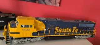 Tren USA Trains SD70MAC Santa Fe 8855