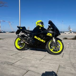 Suzuki GSX-R 600cc Negra y Amarilla Etiqueta B